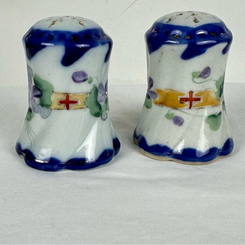 Purple flower vintage salt and pepper shakers Vintage